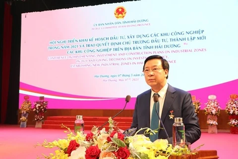 Секретарь партийного комитета Хайзыонг и председатель народного совета провинции Фам Суан Тханг выступает на собрании (Фото: ВИА)