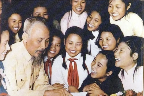 Дядя Хо с детьми. (Источник: baochinhphu.vn)