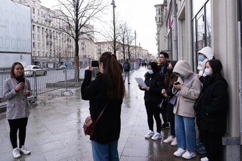 Вьетнамские студенты в России снимают видеоролики о президенте Хо Ши Мине. (Фото: ВИА)