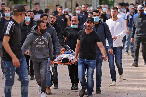 Палестинские протестующие пострадали в результате конфликта с израильской полицией. (Фото: AFP / ВИА)
