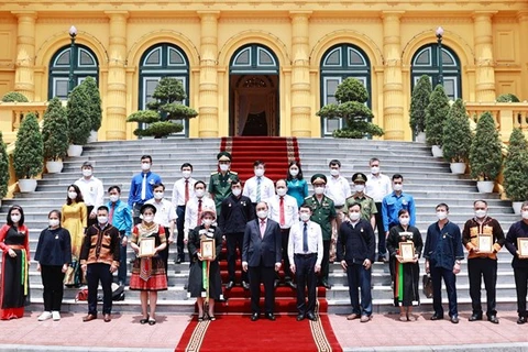 Президент Нгуен Суан Фук (первый ряд, шестой слева) позирует для группового фото с делегатами (Фото: ВИA)