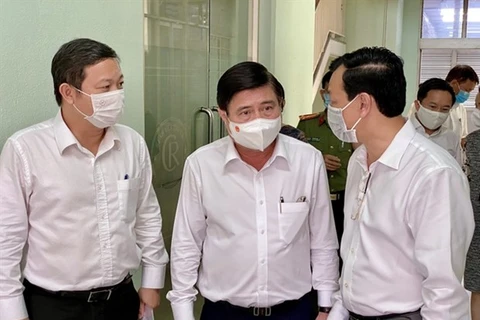 Нгуен Тхань Фонг, председатель городского народного комитета Хошимина (в центре), осматривает больницы и инструктирует их усилить меры профилактики COVID-19, поскольку они являются зонами повышенного риска. (Фото: ВИА)