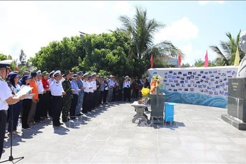 Делегация отдает дань уважения генералу Во Нгуен Зиапу у его памятника на островах Чыонгша. (Фото: ВИА)