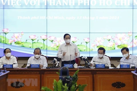 Премьер-министр Фам Минь Тьинь выступает на рабочем заседании с официальными лицами Хошимина (Фото: ВИА)