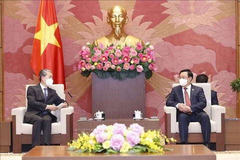  Председатель НС Выонг Динь Хюэ (справа) принимает посла Китая во Вьетнаме Сюн Бо. (Фото: ВИА)