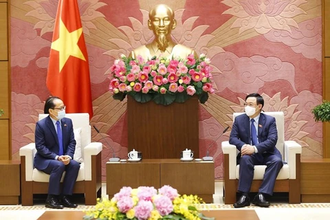 Председатель Национального собрания Выонг Динь Хюэ (справа) принимает посла Камбоджи Чай Навута. (Фото: ВИА)