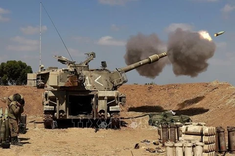 Израильские войска ведут огонь в направлении сектора Газа со своего поста в израильском городе Сдерот (Фото: AFP / ВИА)