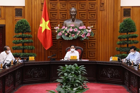 Премьер-министр Фам Минь Тьинь провел заседание Постоянного комитета правительства 17 мая. (Фото: ВИА)