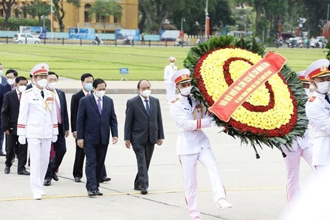 Высшие руководители почтили память покойного президента Хо Ши Мина в его мавзолее в Ханое (Фото: ВИА)