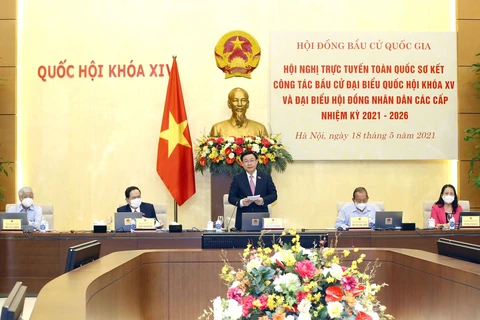 Председатель Национального собрания (НС) Выонг Динь Хюэ, председатель Национального избирательного совета (НИС), провел общенациональную онлайн-конференцию. (Фото: ВИА)