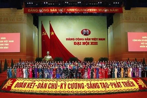Руководители партии и страны позируют для группового фото с женщинами-делегатами на XIII всевьетнамском съезде партии. (Источник: ВИА)