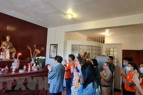 Представители вьетнамской общины в Мозамбике возносят благовония президенту Хо Ши Мину в посольства в Мапуту 18 мая (Фото: ВИА)