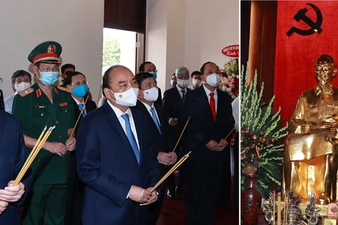 Президент Вьетнама Нгуен Суан Фук вознес благовония в память о дяде Хо в филиале музея Хо Ши Мина. (Фото: ВИА)