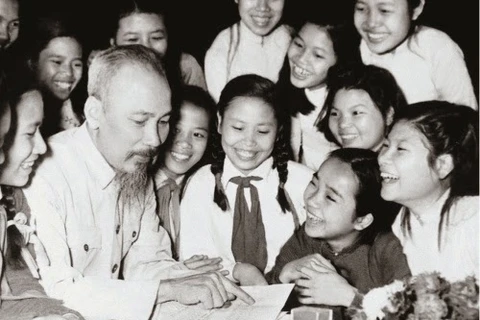 Дядя Хо с детьми. (Фото: ВИА)
