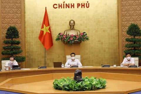 Заместитель премьер-министра Ву Дык Дам (в центре) (Фото: ВИА)