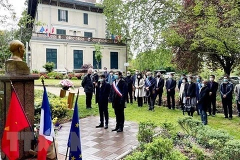 Дань уважения покойному президенту Хо Ши Мину в Монтрей, Франция, 19 мая по случаю его 131-й годовщины со дня рождения. (Фото: ВИА)