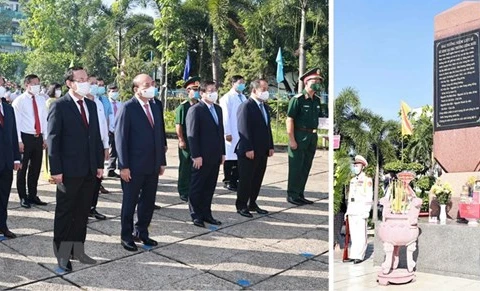 Президент страны Нгуен Суан Фук возложил благовония и цветы мемориальном комплексе Женг Ныок. (Фото: ВИА)
