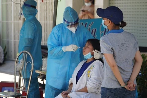 Медперсонал берет образец для тестирования на коронавирус. (Фото: ВИА)