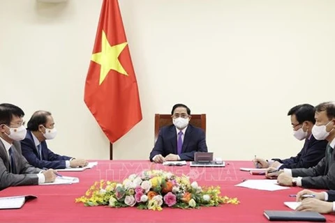 Премьер-министр Фам Минь Тьинь (в центре) во время телефонных переговоров (Фото: ВИА)