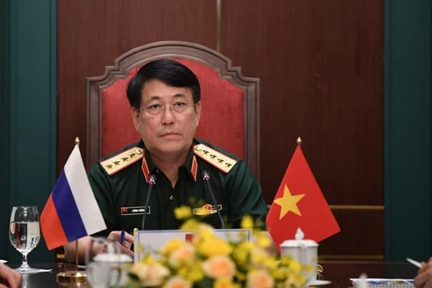 Генерал армии Лыонг Кыонг во время телефонного разговора с российским коллегой А. Картаполовым. (Фото: qdnd)
