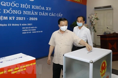 Секретарь Ханойского партийного комитета Динь Тиен Зунг инспектирует подготовку к выборам, а также профилактику и контроль COVID-19 в Футхыонг, район Тэйхо, Ханой. (Фото: ВИА)