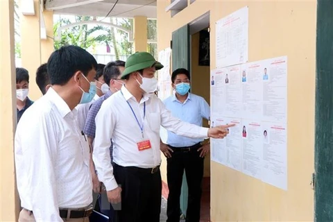 Заместитель секретаря обкома партии Чиеу Тхе Хунг инспектирует подготовку к выборам в населенном пункте (Фото: ВИА)