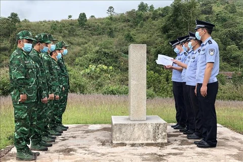 Встреча на границе вьетнамских пограничников с пограничками из подстанции Лонг Фу (станция пограничного контроля Мэн Кан, Китай). (Фото: ВИА)