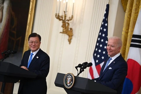 Президент США Джо Байден (справа) и президент Кореи Мун Чжэ Ин во время встречи 21 мая (Фото: AFP)