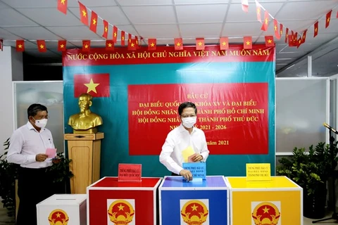 Член Политбюро, Заведующий Отделом ЦК КПВ по экономическим вопросам Чан Туан Ань голосует на избирательном участке № 29 в общине Тхаодьен, Хошимин. (Фото: ВИА)
