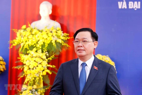 Председатель Национального собрания Выонг Динь Хюэ дал интервью прессе. (Фото: Зоан Тан /ВИА)