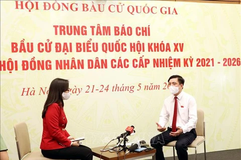 Глава канцелярии Национального избирательного совета Буй Ван Кыонг сообщает прессе об явке избирателей. (Фото: ВИА)