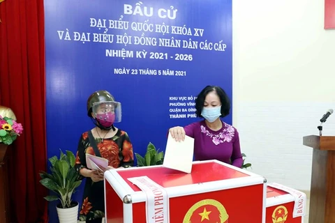 Член Политбюро и Заведующий Организационным отделом ЦК КПВ Чыонг Тхи Май голосует на избирательном участке № 4 в общине Виньфук в районе Ханоя Бадинь. (Фото: ВИА)