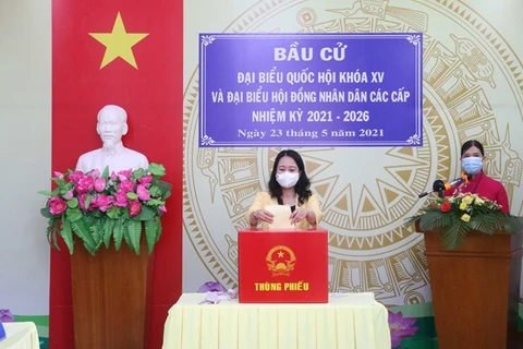 Голосует вице-президент страны Во Тхи Ань Суан (Фото: ВИА)