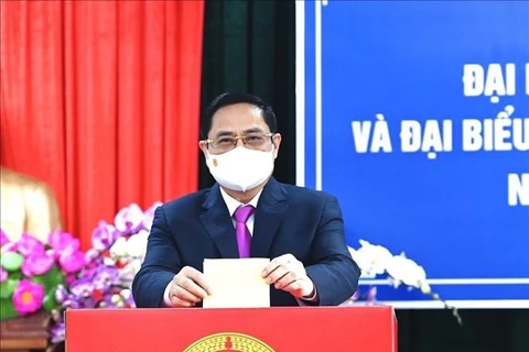 Премьер-министр Фам Минь Тьинь голосует в городе Кантхо утром 23 мая (Фото: ВИА)