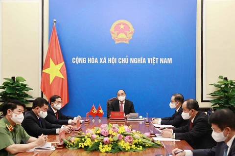 Президент Вьетнама Нгуен Суан Фук во время телефонного разговора с китайским коллегой Си Цзиньпином. (Фото: ВИА)
