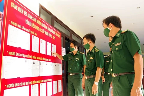 Избиратели Пограничной службы провинции Куангнам на избирательном участке No. 12 в квартале Хоатхуан города Тамки (Фото: ВИА)