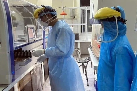 Медицинские работники проводят тестирование на COVID-19 во Вьетнаме (Фото: ВИА)