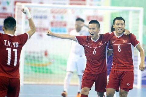 Члены сборной Вьетнама по футзалу (в красном цвете) (Фото: VFF)