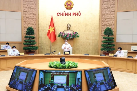 Премьер-министр Фам Минь Тьинь выступил с речью, завершая онлайн-встречу с двумя провинциями Бакжанг и Бакнинь. (Фото: ВИА)
