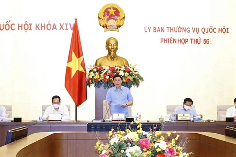Председатель НС Выонг Динь Хюэ (в центре) выступает на 56-м заседании постоянного комитета НС 27 мая (Фото: ВИА)