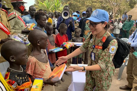 Офицеры Вьетнамских миротворческих сил дарят подарки детям из Западной дивизии во время своего патрулирования и работы с местными властями вместе с командующим Миссией в Южном Судане (ноябрь 2020 г.) (Фото: предоставлено персоналом)