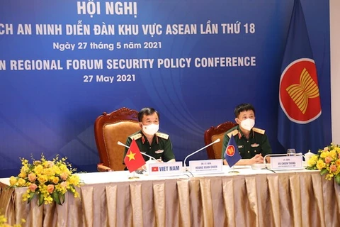 Заместитель министра национальной обороны генерал-полковник Хоанг Суан Тьиен (слева) на конференции (Фото: ВИА)