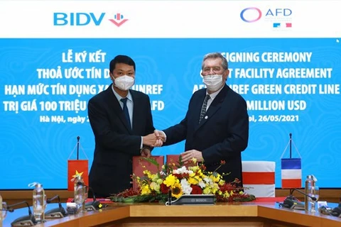Г-н Ле Нгок Лам - генеральный директор BIDV и г-н Фабрис Ричи - директор AFD Vietnam на церемонии подписания соглашения. (Фото: ВИА)