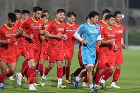 Тесты PRC на COVID-19 в режиме реального времени проводятся для всех членов национальной мужской футбольной команды Вьетнама в рамках подготовки к товарищескому матчу со сборной Иордании в ОАЭ (Фото: ВИА)