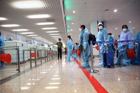 Пассажиры проходят иммиграционную процедуру при въезде во Вьетнам. (Фото: ВИА)