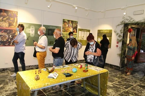  Посетители на выставке (Фото: ВИА)