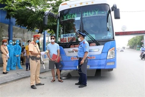 Власти проверяют автобус в городе Ниньбинь, северной провинции Ниньбинь. (Фото: ВИА)