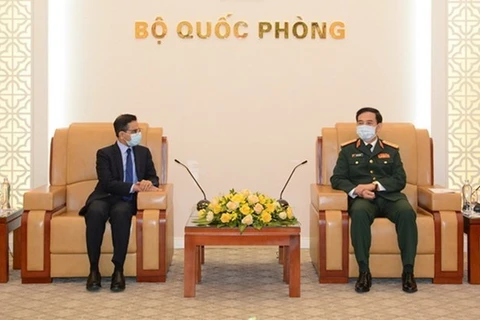 Министр обороны Генерал-полковник Фан Ван Жанг (справа) и посол Индии во Вьетнаме Праная Верма (Фото: ВИA)