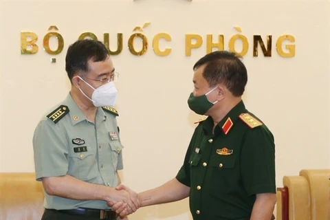Заместитель министра обороны, генерал-полковник Хоанг Суан Тьиен (справа) и новоназначенный военный атташе Китая полковник Пан Тао. (Фото: bienphong.com.vn)