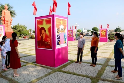 Плакаты, изображающие отъезд президента Хо Ши Мина в поисках путей к национальному спасению, выставлены в музее Хо Ши Мина в Биньтхуане.